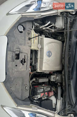 Хэтчбек Nissan Leaf 2014 в 