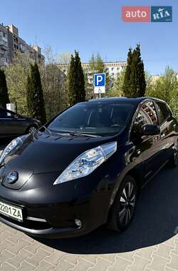 Хетчбек Nissan Leaf 2015 в 