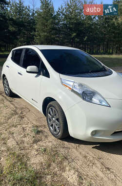 Хетчбек Nissan Leaf 2015 в 