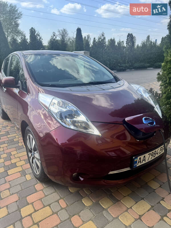 Хэтчбек Nissan Leaf 2017 в 