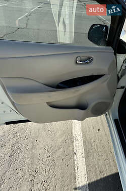 Хэтчбек Nissan Leaf 2012 в 