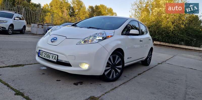 Хэтчбек Nissan Leaf 2016 в 