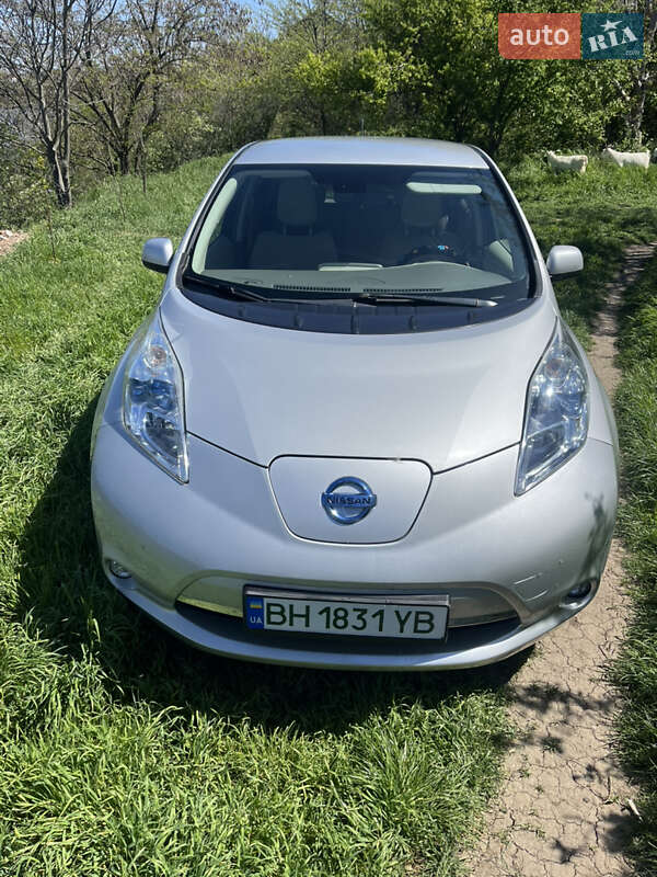 Хэтчбек Nissan Leaf 2012 в 