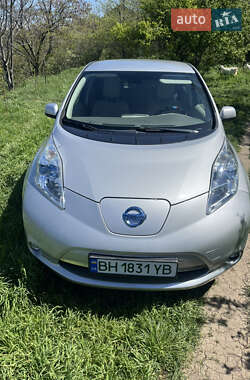 Хэтчбек Nissan Leaf 2012 в 