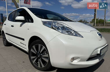 Хетчбек Nissan Leaf 2015 в 