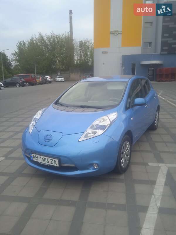 Хэтчбек Nissan Leaf 2011 в 