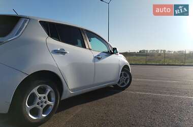 Хетчбек Nissan Leaf 2014 в 