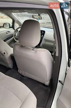 Хэтчбек Nissan Leaf 2012 в 