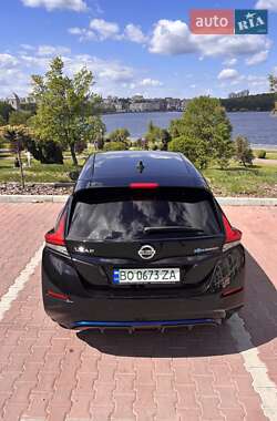 Хэтчбек Nissan Leaf 2021 в 