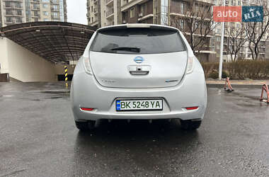 Хэтчбек Nissan Leaf 2015 в 