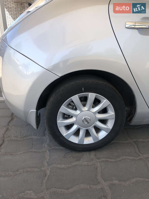 Хэтчбек Nissan Leaf 2015 в Запорожье