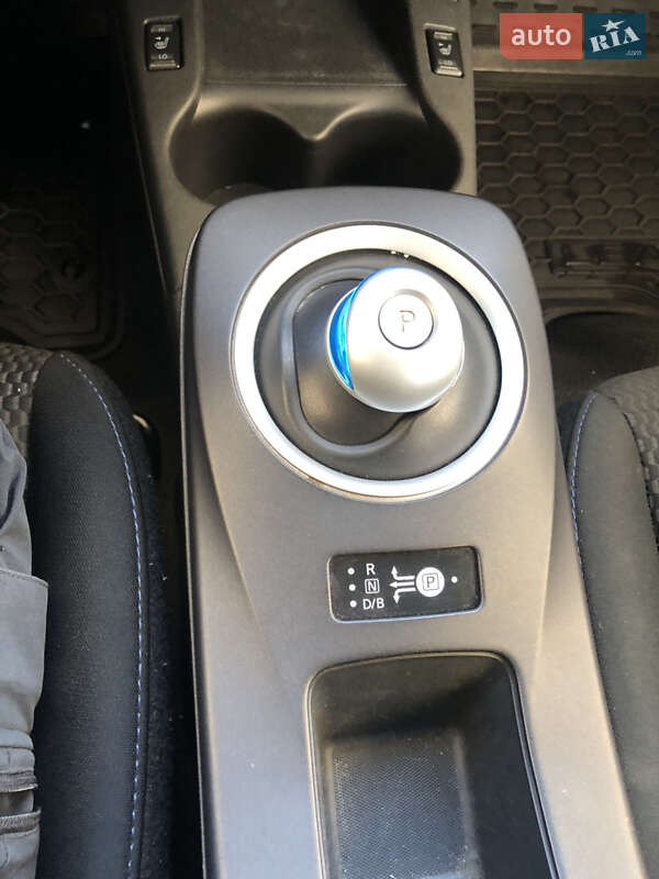 Хэтчбек Nissan Leaf 2015 в Запорожье
