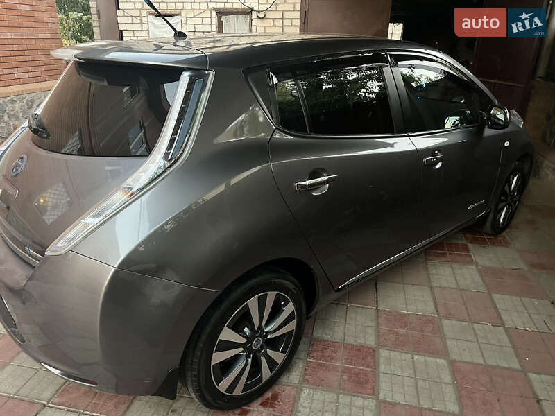 Хэтчбек Nissan Leaf 2014 в 