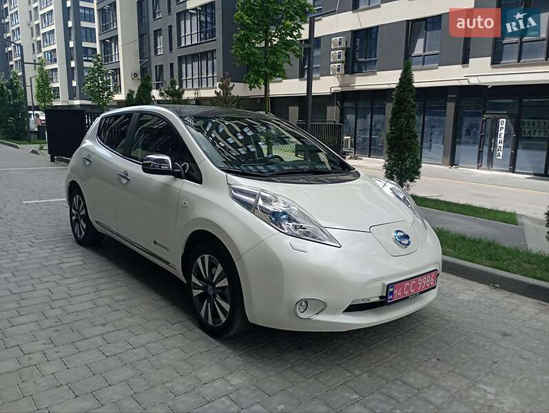 Хэтчбек Nissan Leaf 2013 в 