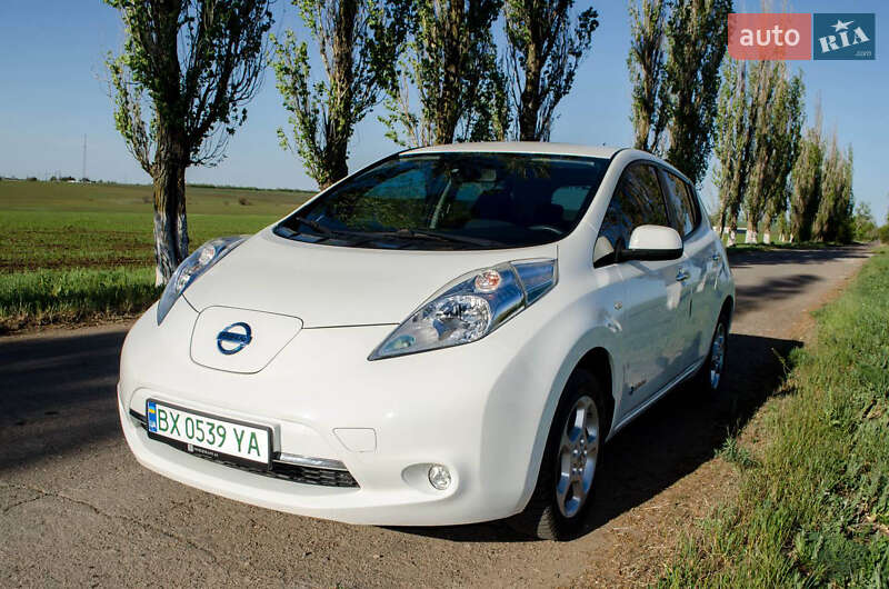 Хэтчбек Nissan Leaf 2015 в 
