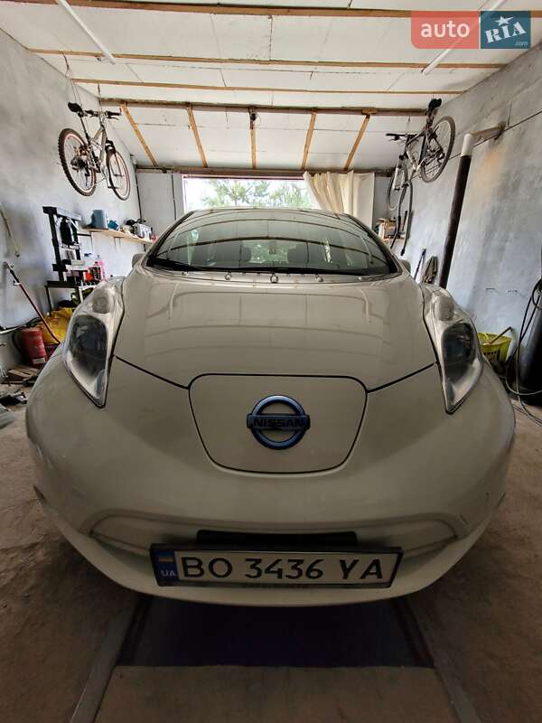 Хетчбек Nissan Leaf 2013 в 