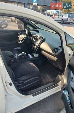 Хэтчбек Nissan Leaf 2013 в 