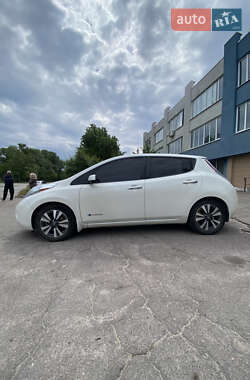 Хэтчбек Nissan Leaf 2016 в 