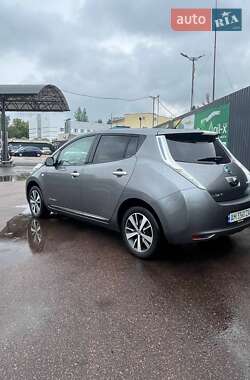 Хэтчбек Nissan Leaf 2015 в 