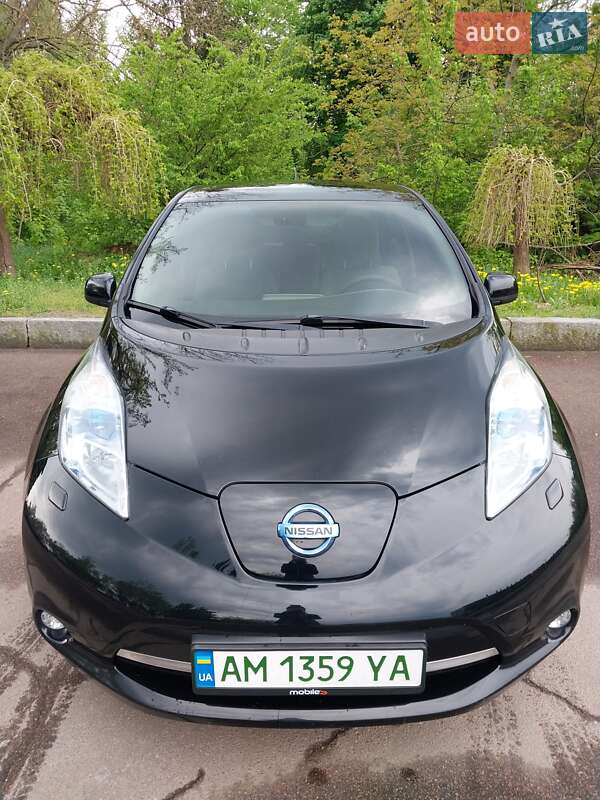 Хэтчбек Nissan Leaf 2012 в 