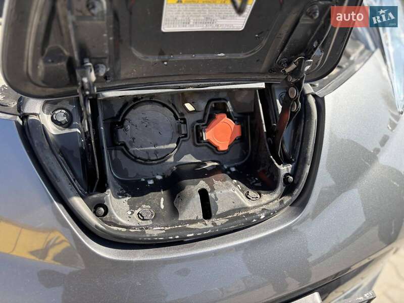 Хэтчбек Nissan Leaf 2015 в Львове