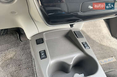 Хэтчбек Nissan Leaf 2012 в 