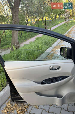 Хэтчбек Nissan Leaf 2012 в 