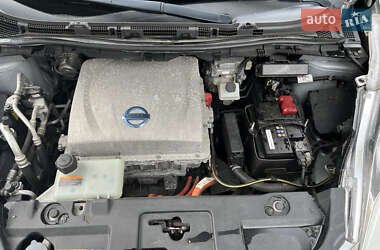 Хэтчбек Nissan Leaf 2013 в 