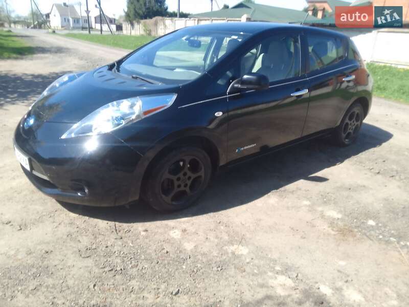 Хэтчбек Nissan Leaf 2012 в 