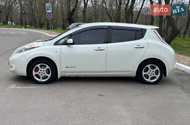 Хэтчбек Nissan Leaf 2012 в 