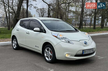Хэтчбек Nissan Leaf 2012 в 