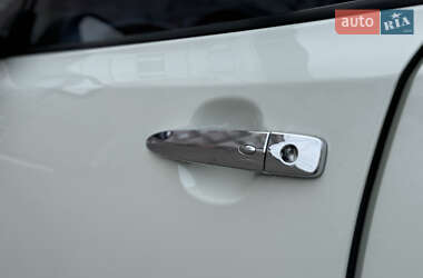 Хэтчбек Nissan Leaf 2012 в 