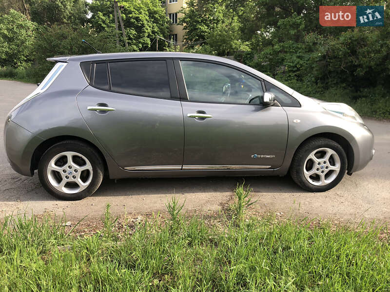 Хетчбек Nissan Leaf 2013 в Дніпрі