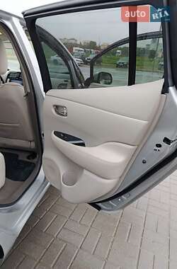 Хэтчбек Nissan Leaf 2012 в 