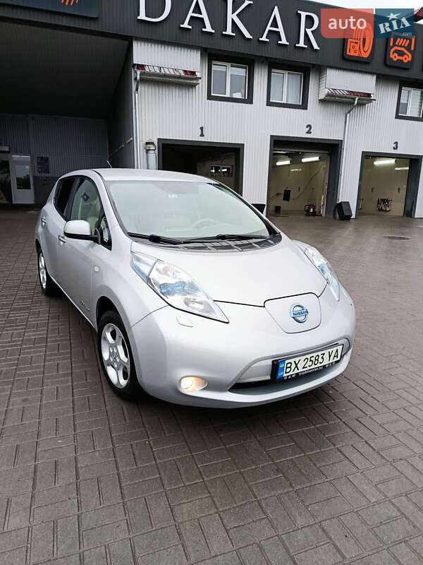 Хэтчбек Nissan Leaf 2012 в 