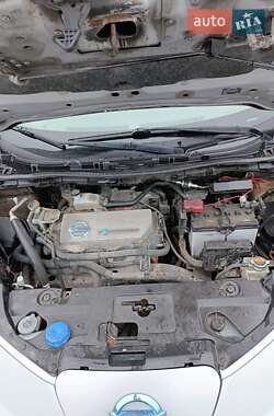 Хэтчбек Nissan Leaf 2012 в 