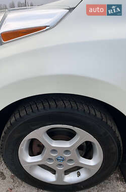 Хэтчбек Nissan Leaf 2012 в 