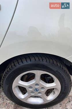 Хэтчбек Nissan Leaf 2012 в 
