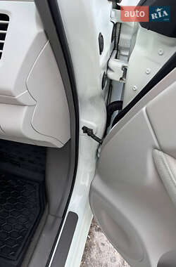 Хэтчбек Nissan Leaf 2012 в 