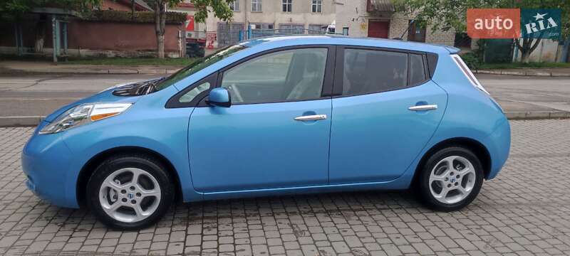 Хэтчбек Nissan Leaf 2013 в 