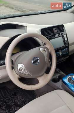 Хэтчбек Nissan Leaf 2013 в 