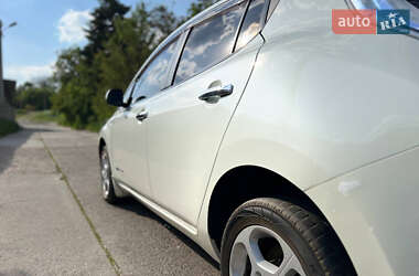 Хэтчбек Nissan Leaf 2011 в 