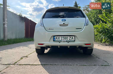 Хэтчбек Nissan Leaf 2011 в 