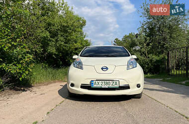 Хэтчбек Nissan Leaf 2011 в 