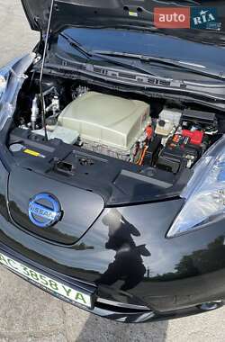 Хэтчбек Nissan Leaf 2015 в 