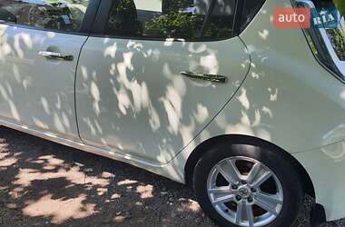 Хэтчбек Nissan Leaf 2012 в 