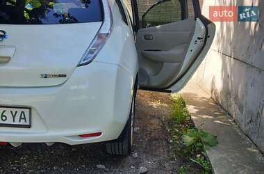 Хэтчбек Nissan Leaf 2012 в 