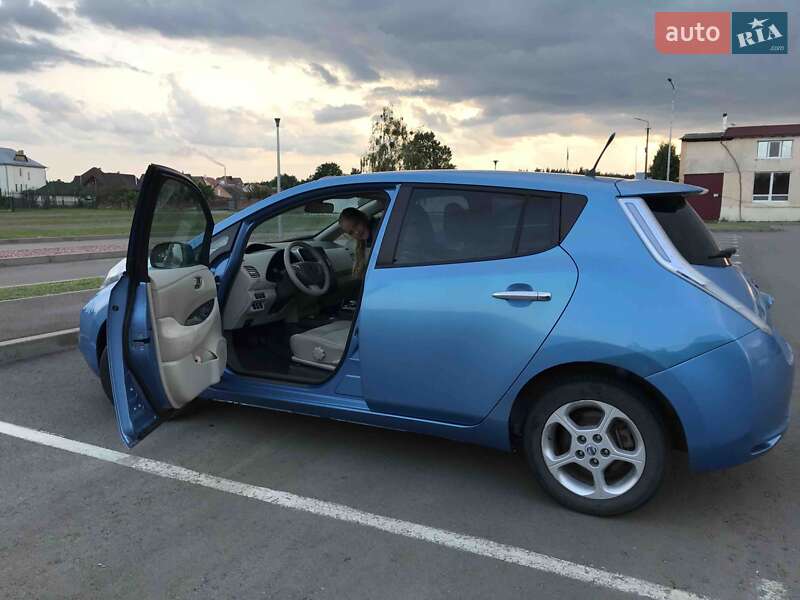 Хэтчбек Nissan Leaf 2011 в Сарнах