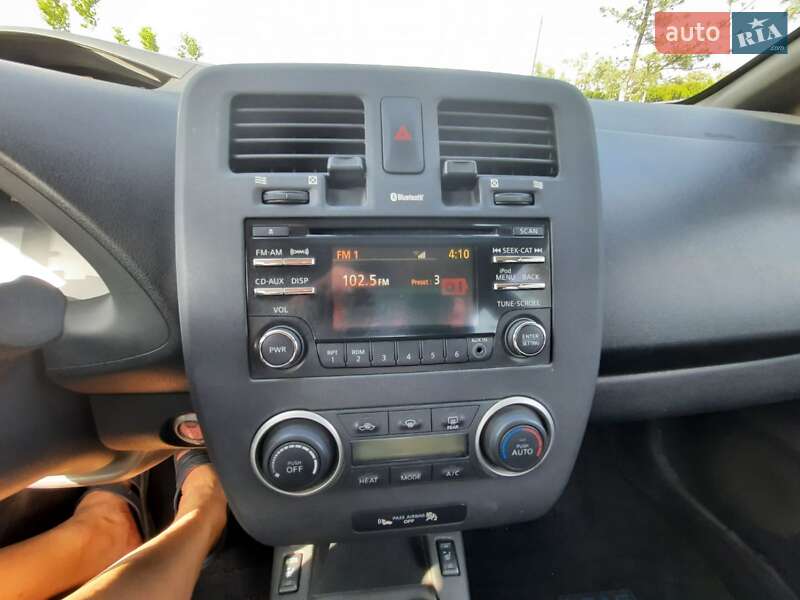Хетчбек Nissan Leaf 2013 в Дніпрі