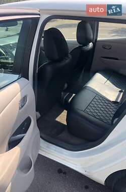 Хэтчбек Nissan Leaf 2011 в 